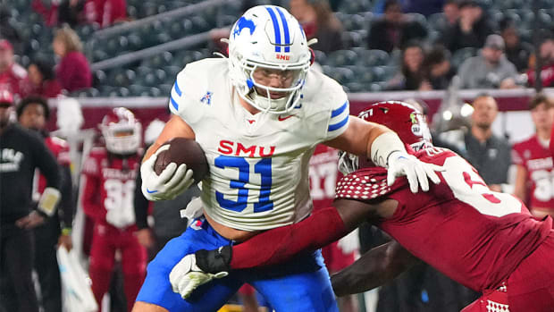 SMU Mustangs running back Tyler Lavine (31) runs with the ball against Temple Owls linebacker Jordan Magee (6) during the first half at Lincoln Financial Field.
